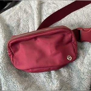 Lululemon Belt Bag 1L - Mulled Wine
